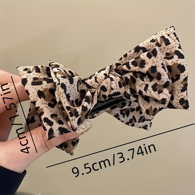 A Leopard Print Hair Clip Made of Plastic, Plasticfor Women, Featuring A Non-Feather Design Suitable for Various Hairstyles