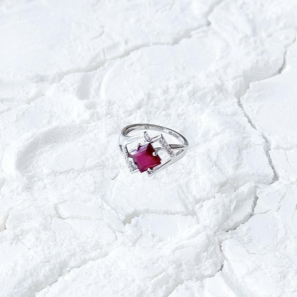 Серебряное кольцо с натуральным рубином 2.633ct, фианитами, вес изделия 3,3 гр (2165316)