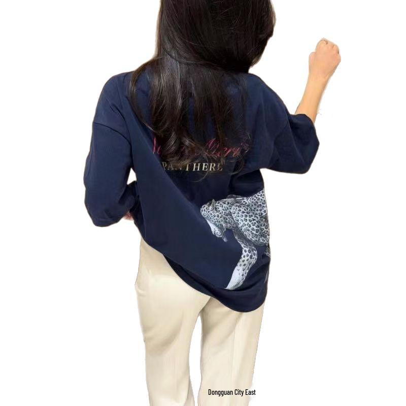 Camiseta de algodón de manga corta holgada con estampado de leopardo: un estilo urbano moderno, fresco y a la moda.