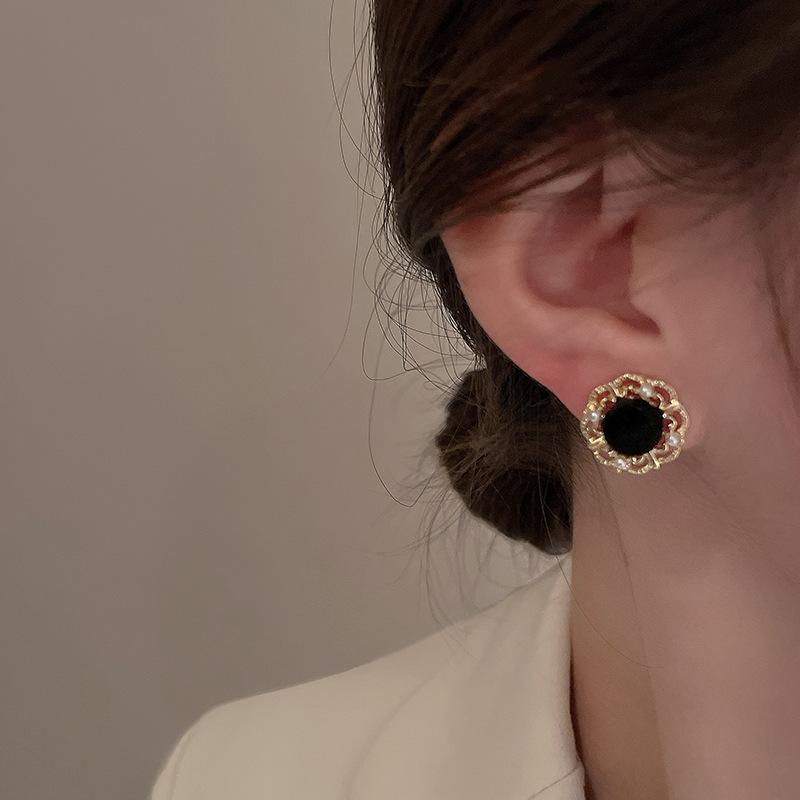 Vintage Red Velvet Pearl Flower Stud Earrings for Women Girls French Palace Style Small Earrings Banquet Jewelry Accesssories