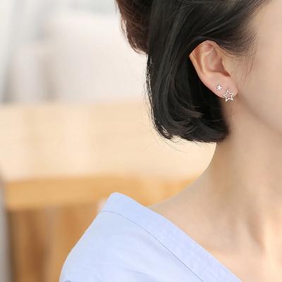 Schlichte Mini-Ohrringe mit fünfzackigem Stern für Damen, hohle geometrische asymmetrische Ohrringe, Ohrpiercings für Studenten