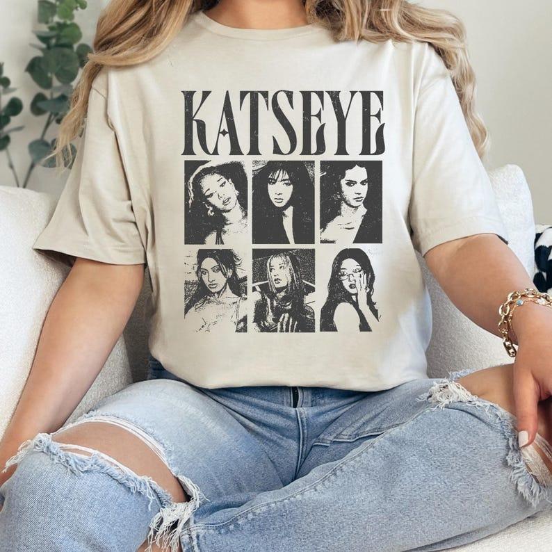 

2026 Літня Мода Трендова Футболка Чоловіки Жінки Вінтажний Топ Katseye Band Футболка _ Унісекс Kpop Графічна Футболка З Коротким Рукавом Повсякденний Одяг XXXL бежевий