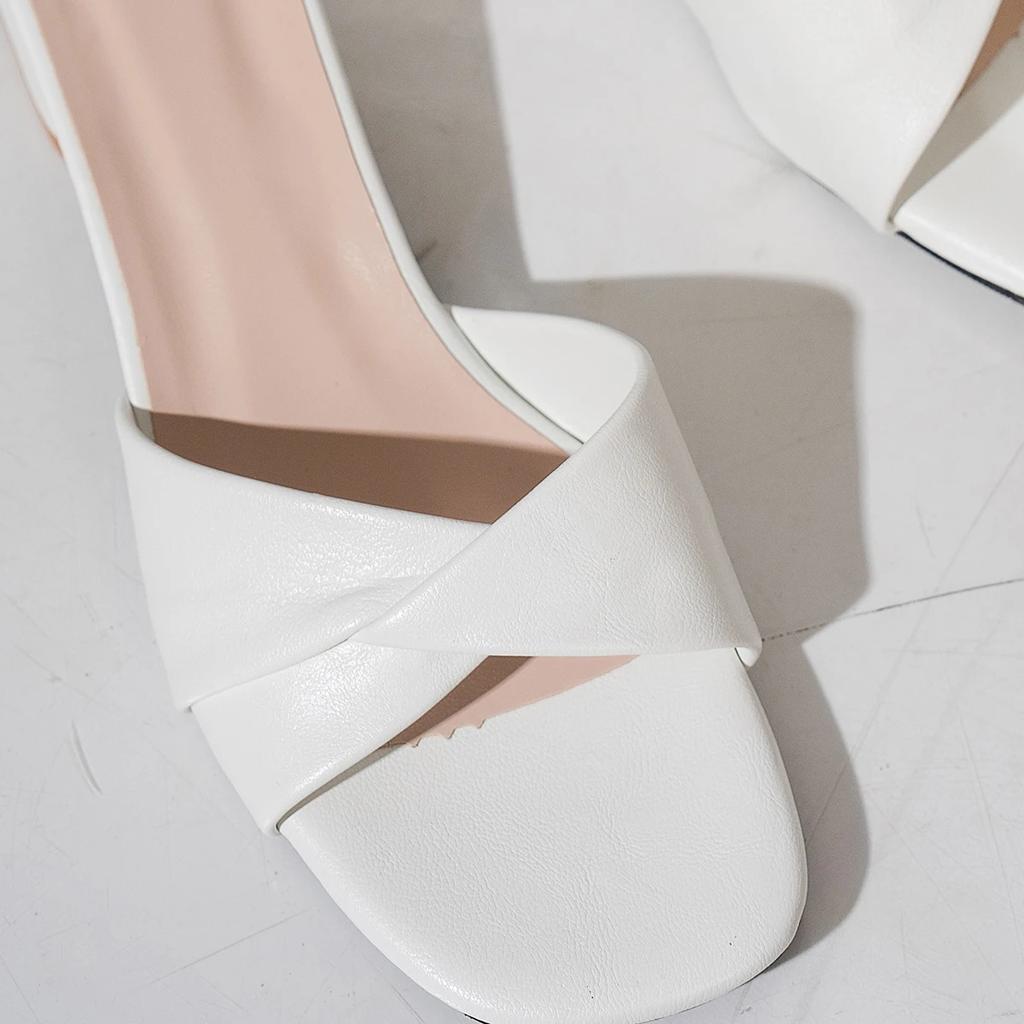 Sommar Ny Mode Öppen Tå Enfärgad Enkel Läderyta Mångsidig Godisfärg Stora Tofflor Fyrkantig Klack Skor Kvinnor