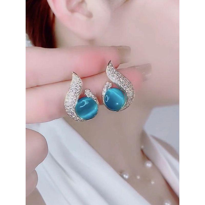 

Дизайн особого интереса Микро-инкрустация голубым опалом Каплевидные серьги Модные элегантные 2024 Новое поступление Серьги Прилив Серебряные серьги-пусеты Blue micro-inlaid water droplets A777