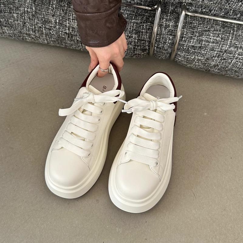 Small height-increasing shoes, little white shoes, women's 2025 autumn explosion versatile thick-soled super fire sports casual muffin board shoes