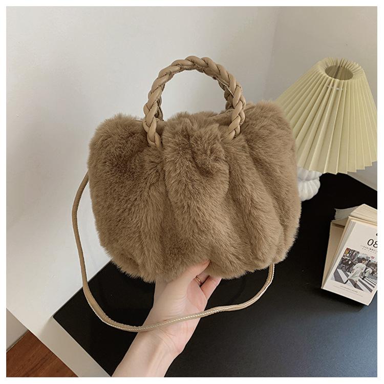 

Мода осень-зима 2025 новая плюшевая сумка-облако складки простой темперамент кроссбоди портативная маленькая квадратная сумка темно-коричневого