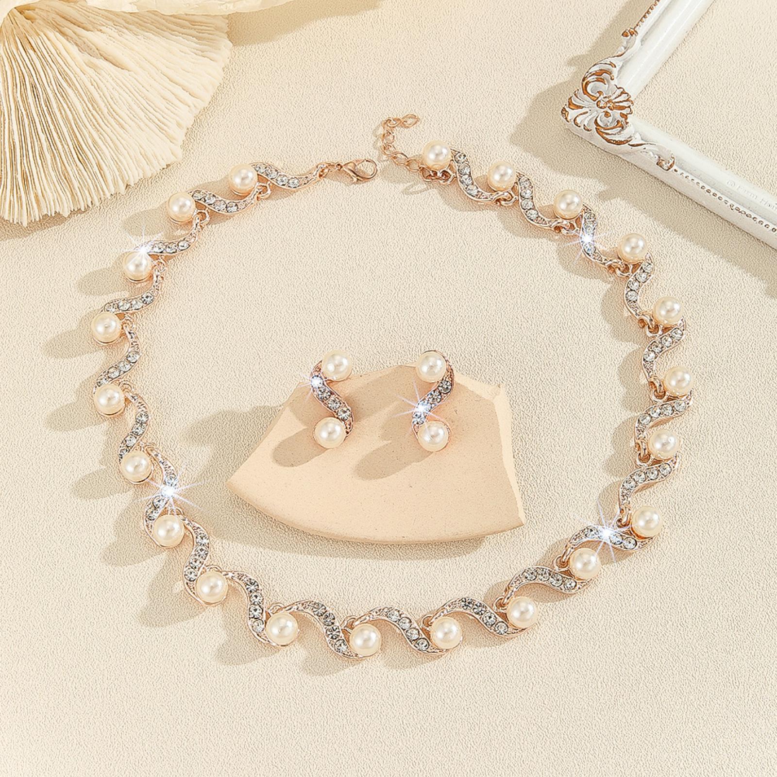 

Vintage Necklace Set For Women, 2-piece Set, Featuring Exaggerated Leaf And Flower Designs.