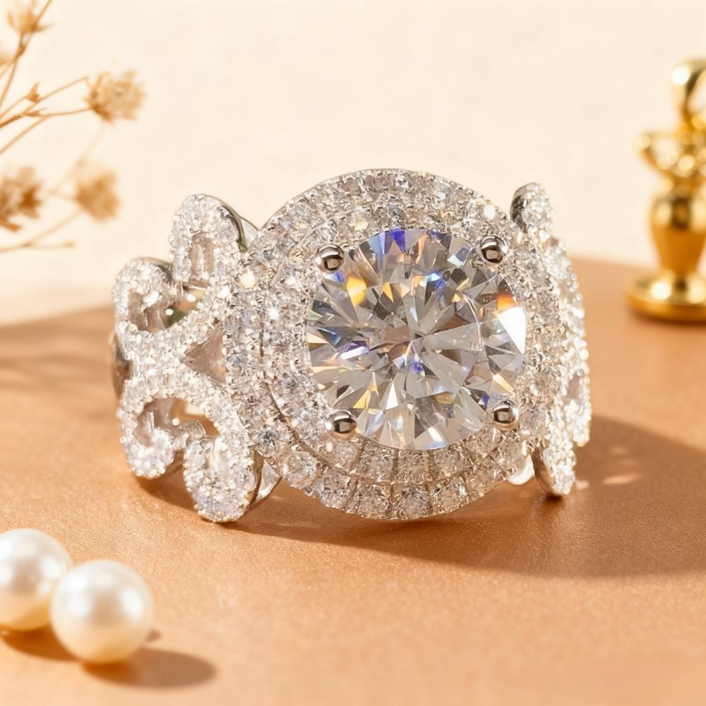 Fashionable and Luxurious Women's Wedding Ring with Sparkling Synthetic Zircon Pattern Inlaid