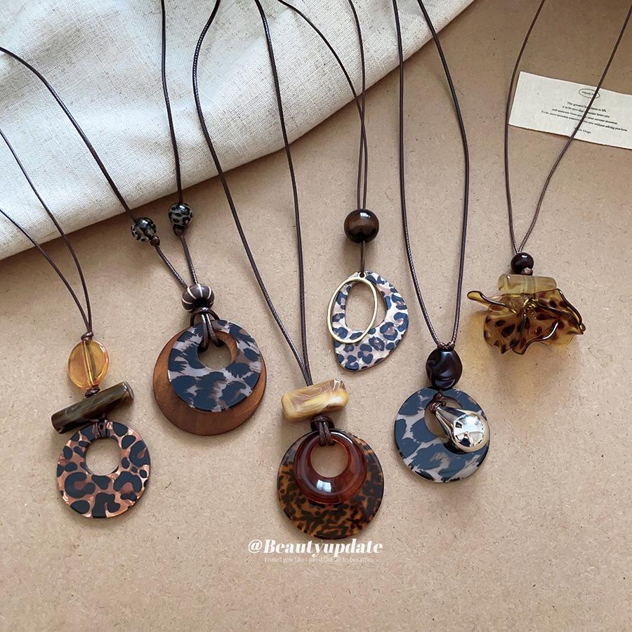Gradient Leopard Print Pendant Necklace - Retro Leather Cord Sweater Chain for Women
