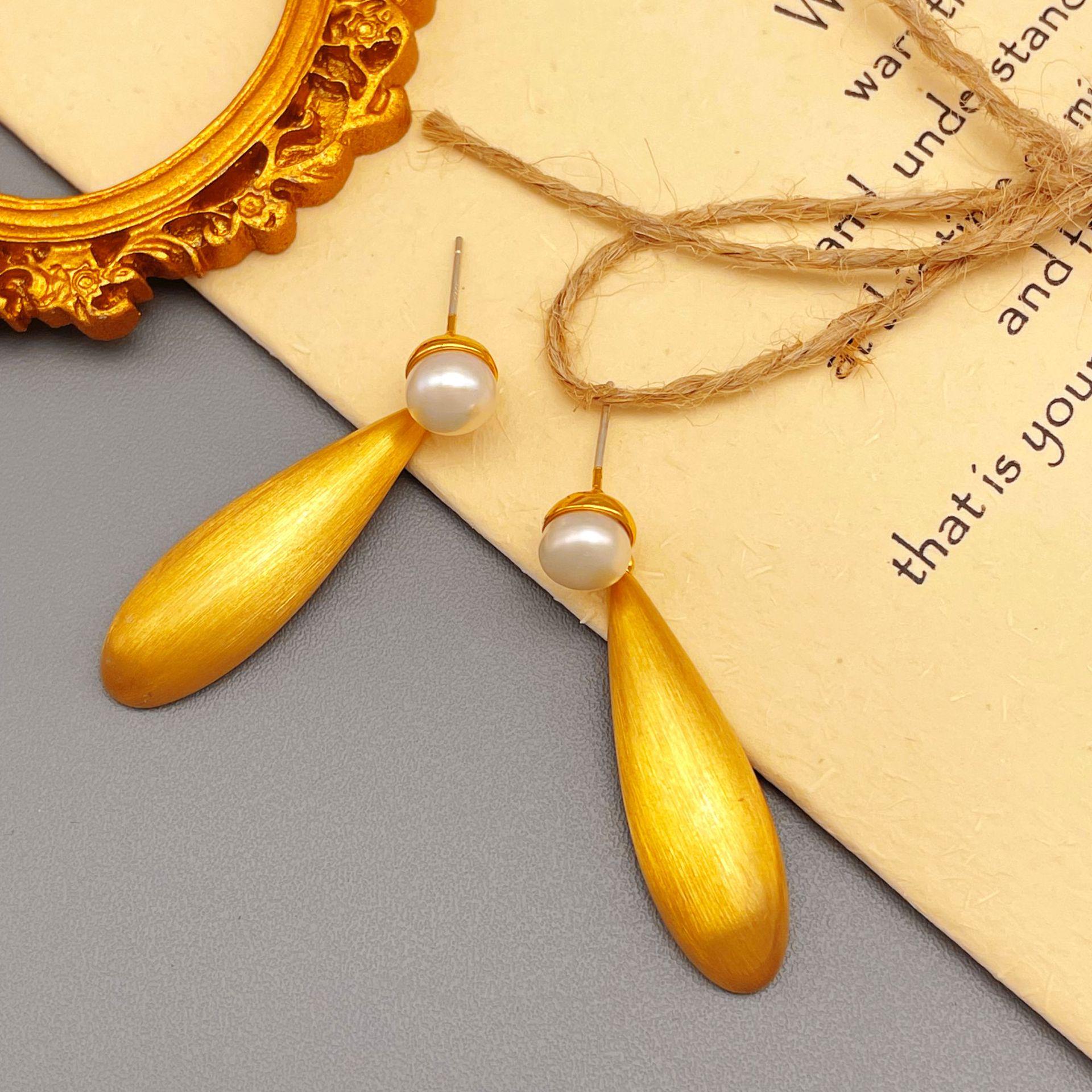 

Элегантные французские серьги-капли с жемчугом и текстурой матового металла