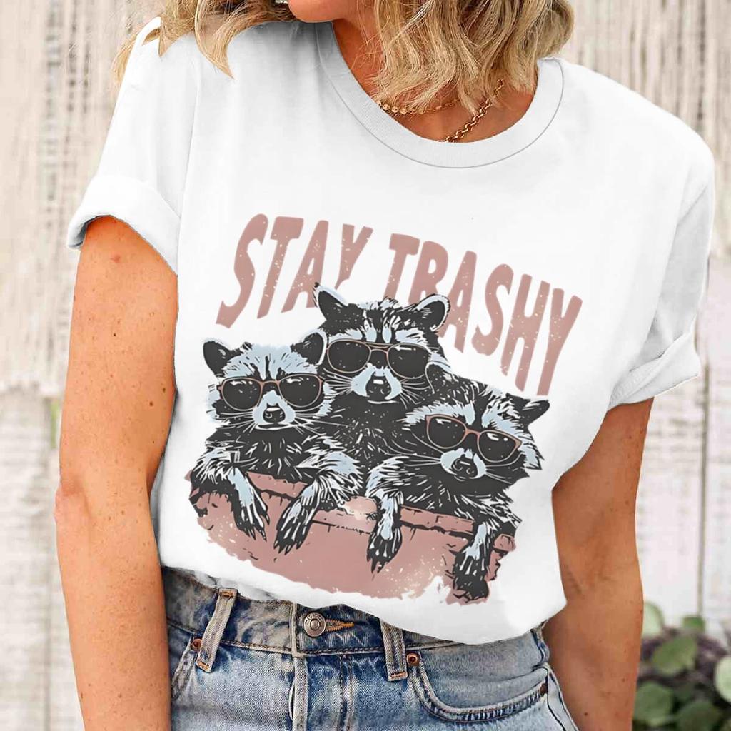 Neues Design Stay Trashy Waschbär T-Shirts Trash Panda Retro Boho Kurzarm Oberteile T-Shirts Damen Herren Kleidung Lustiges Waschbär T-Shirt