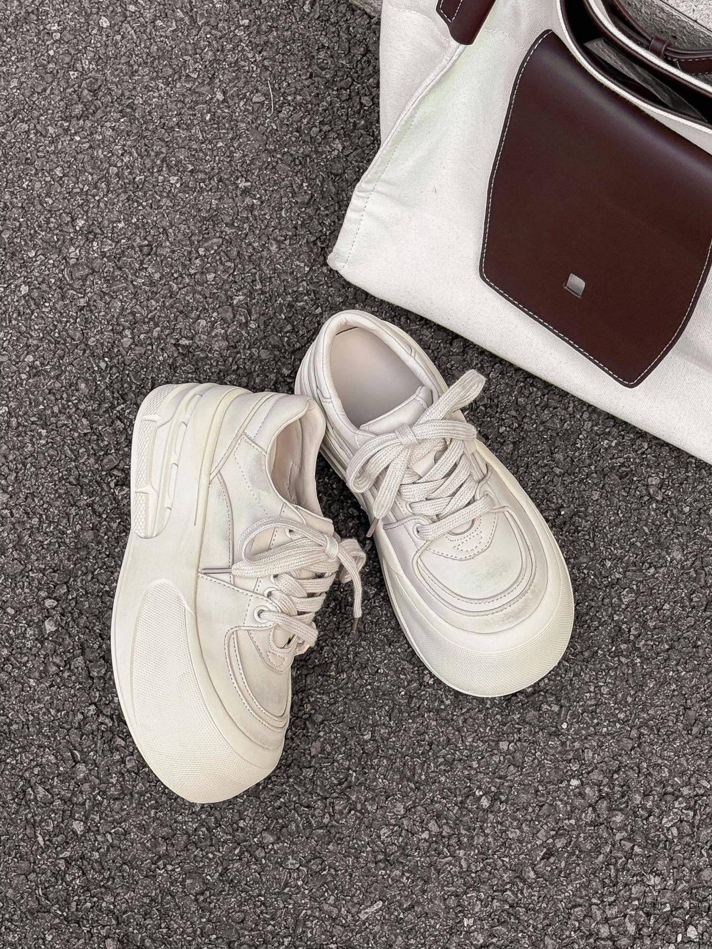 

Кожаные универсальные толстоподошвенные уродливо-милые маленькие белые туфли женские 2025 новые маленькие мужские с увеличением роста повседневные с большой головой доска обувь обувь-хлеб 35