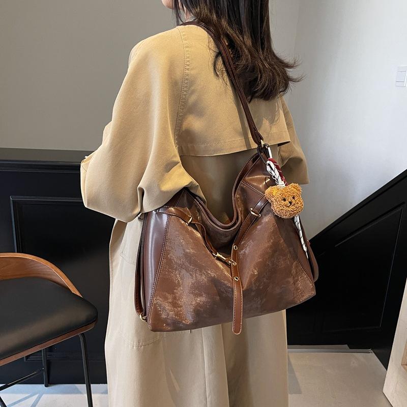 Retro Commuter Large Capacity Tote Women's Bag 2025 New Fashion Shoulder Messenger Bag Casual Light Backpack