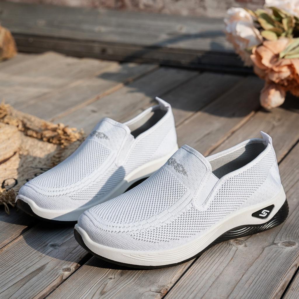 Women's Spring and Summer Cloth Shoes Are Breathable, Lightweight and Comfortable Shoes, Sports and Casual Shoes, and Mesh Shoes