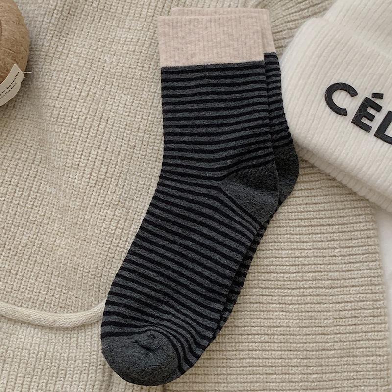 Women's Striped Mid-Tube Socks - Trendy Autumn/Winter Outdoor Retro Japanese Style for Students