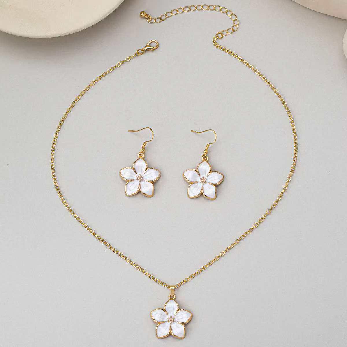 Японско-корейское ожерелье-подвеска с клевером и сакурой - Свежее, универсальное, изысканное женское украшение белый