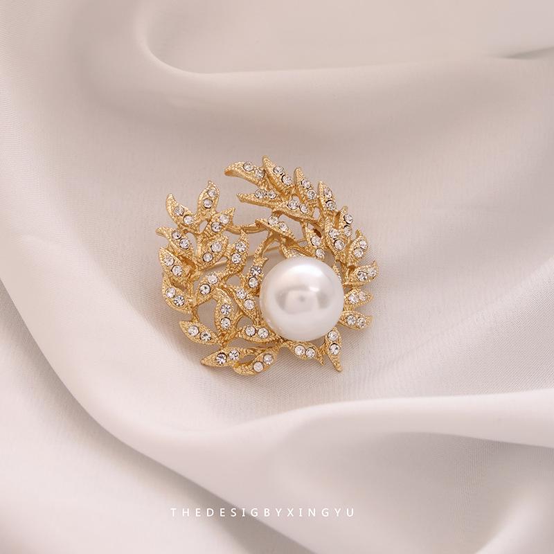 Broche Elegante de Pérola Dourada e Espiga de Trigo: Acessório Versátil e de Alta Qualidade para Mulheres