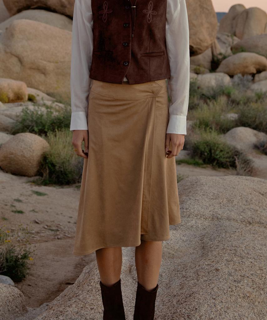 Polneua Mute Suede Unbalance Skirt (Camel)
