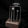 Spilla con Nappa Stile Cinese da Uomo con Design a Nota Musicale di Chitarra e Intarsi di Strass