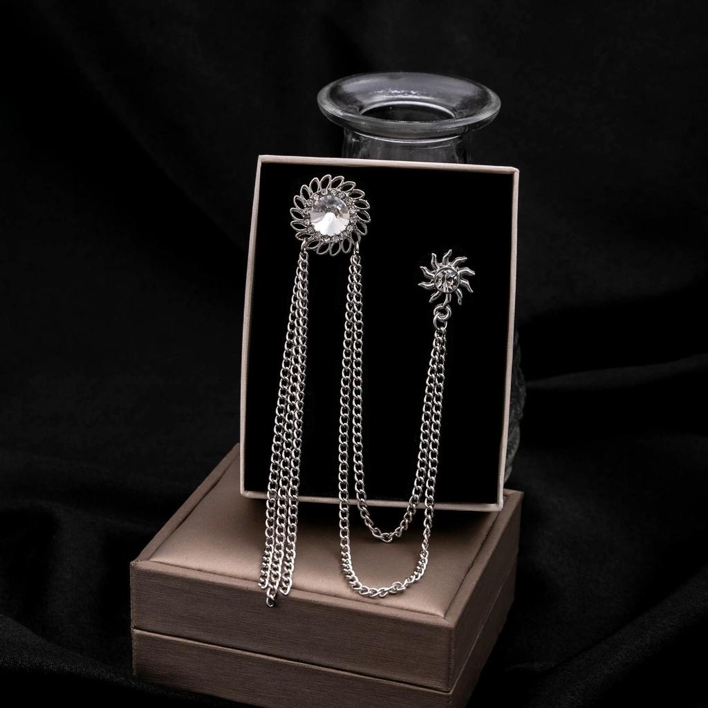 Spilla con Nappa Stile Cinese da Uomo con Design a Nota Musicale di Chitarra e Intarsi di Strass