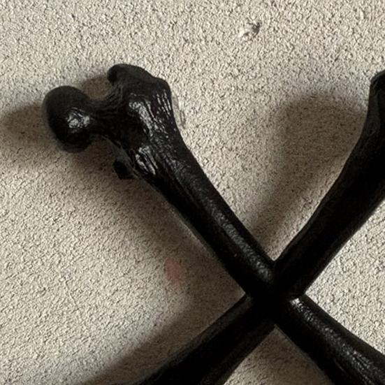 Yousheng Gothic Crossbones Wall Decor Resin Chain Bone Decor for Dark Academia Homes Black Gold Macabre Hanging Pendant for Bone Collectors