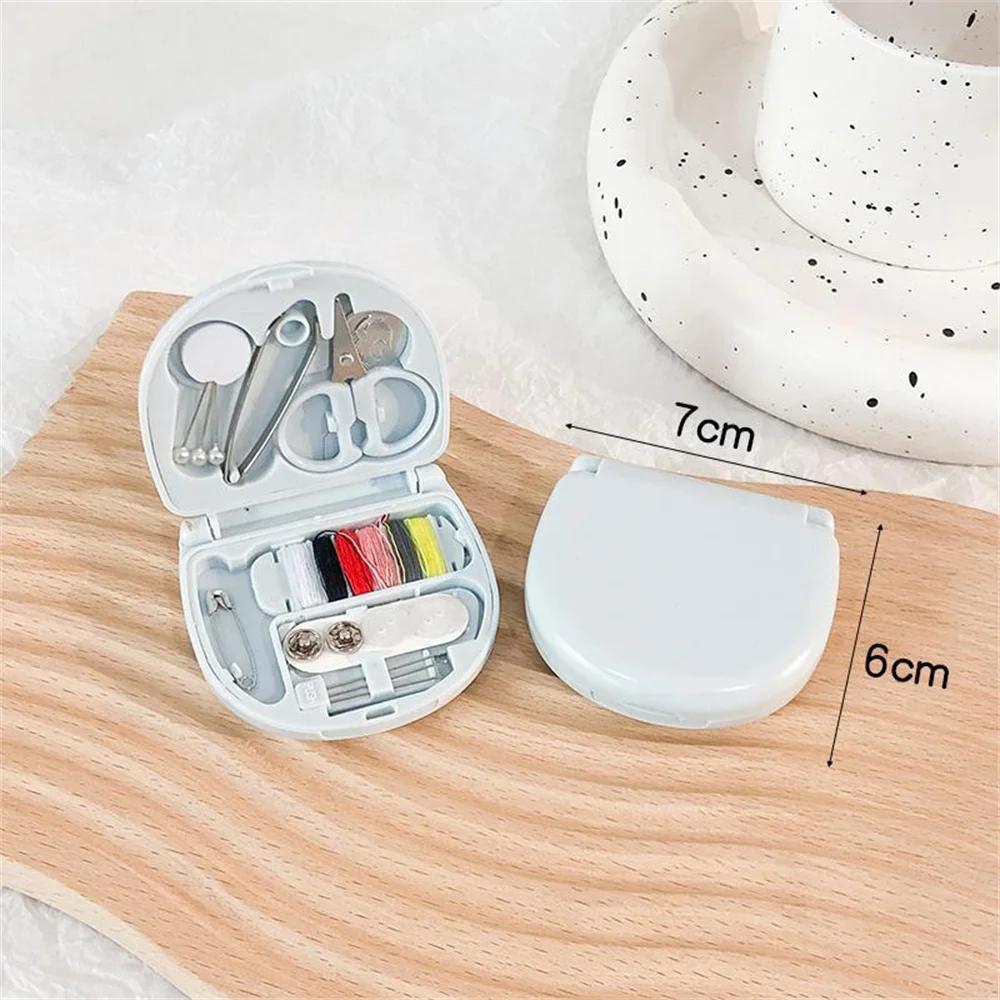 

1 комплект, портативный бытовой набор для шитья, коробка, инструмент для ручной работы, иглы, набор ножниц, товары для дома, аксессуары для путешествий