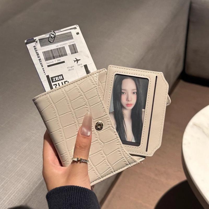 

Минималистичный женский складной кошелек с принтом под крокодила и множеством отделений для карт Standard белый