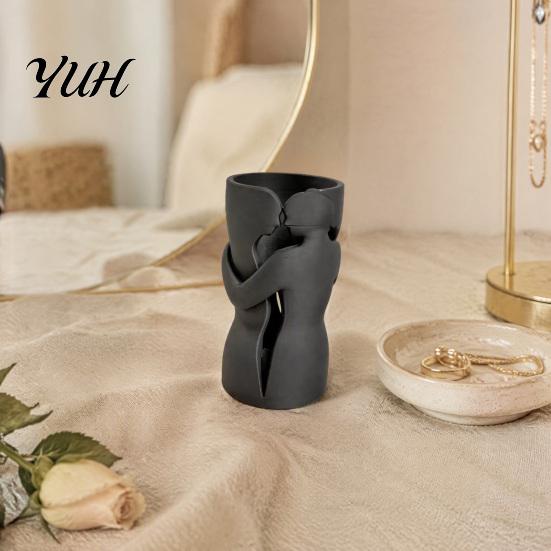 Minimalist Desktop Sculpture Decor Couple Embracing Abstract Vase, Matte Black Decorative Sculpture, Modern Style Elegant Home Accessories Artistic
