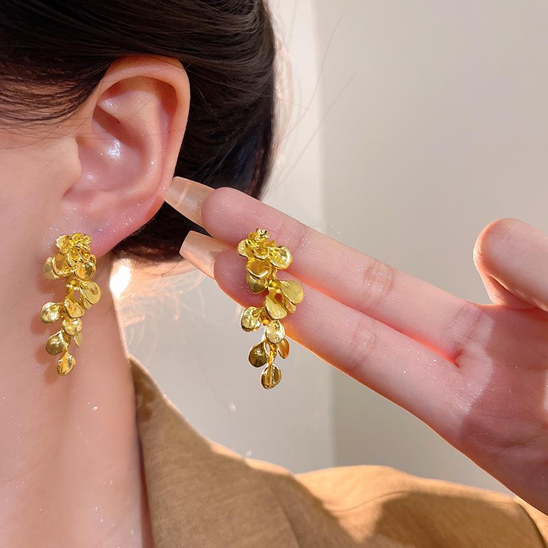 Elegante High-End Metallische Blatt Lange Quaste Blume Ohrringe für Frauen