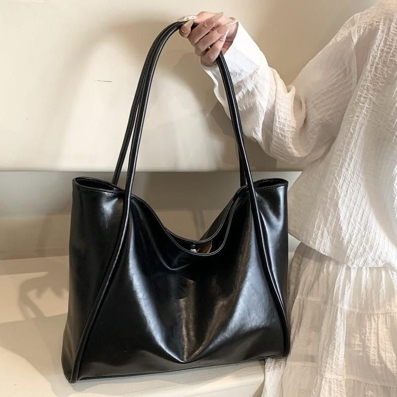 Large Capacity Minimalist White Tote Bag Stylish Commuter Shoulder Bag For Everyday Use