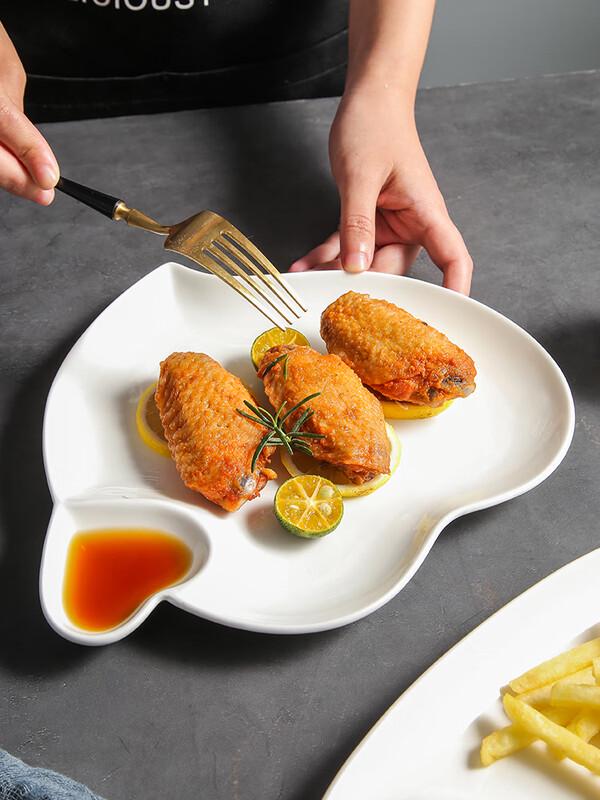 Kreativ dumplingtallrik i japansk stil med såsskål