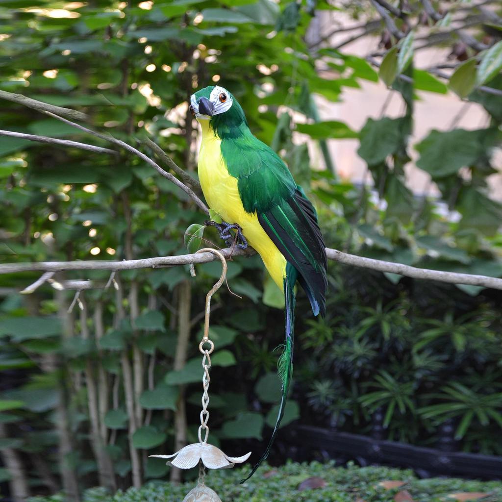 Neidische Porzellan-Papageienfigur mit Federn: Kleines Vogelmodell zur Dekoration für Haus und Garten
