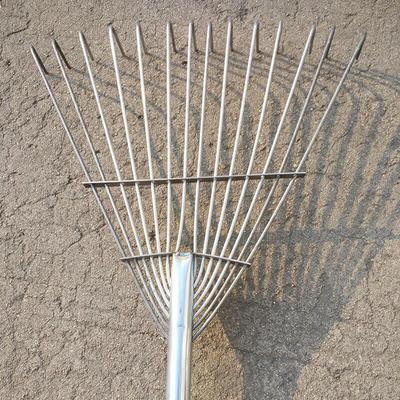 Herramientas de jardinería – Rastrillos