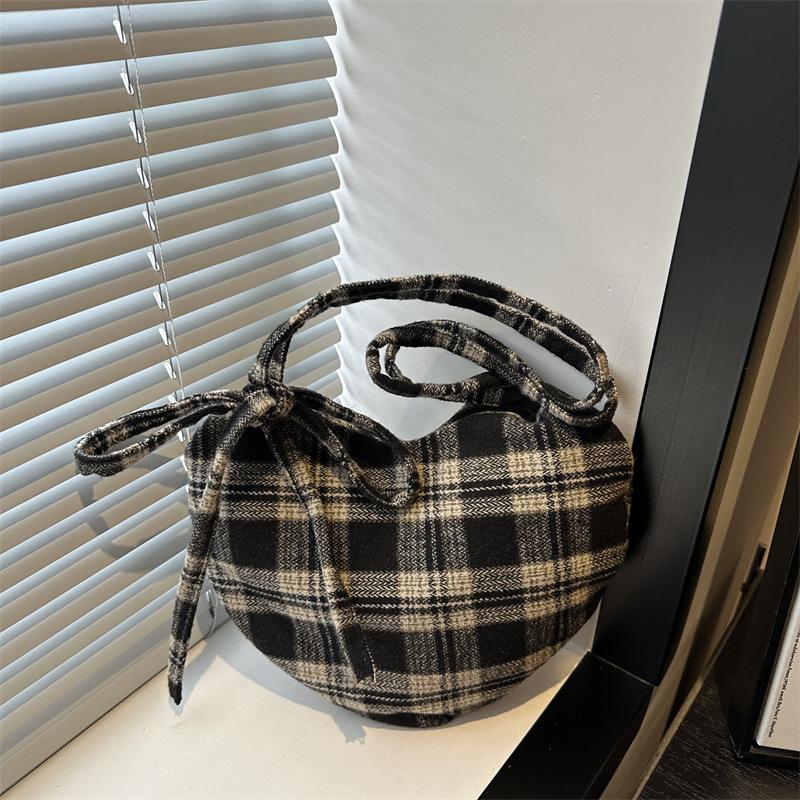 

Heart-Shaped Canvas Plaid Crossbody Bag - Korean Style, Large Capacity, Versatile Shoulder Bag for Women and Students чёрный