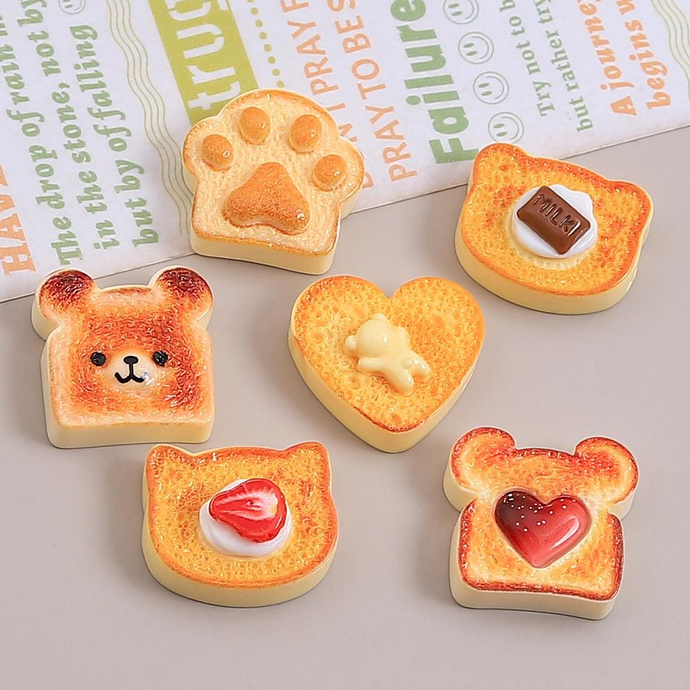 6 Stück gemischte Cartoon-Bären-Schokoladen-Toast-Harz-Anhänger Liebe Erdbeermarmelade Erdbeerbär-Pfote Schokolade Flachrückseite DIY-Basteln