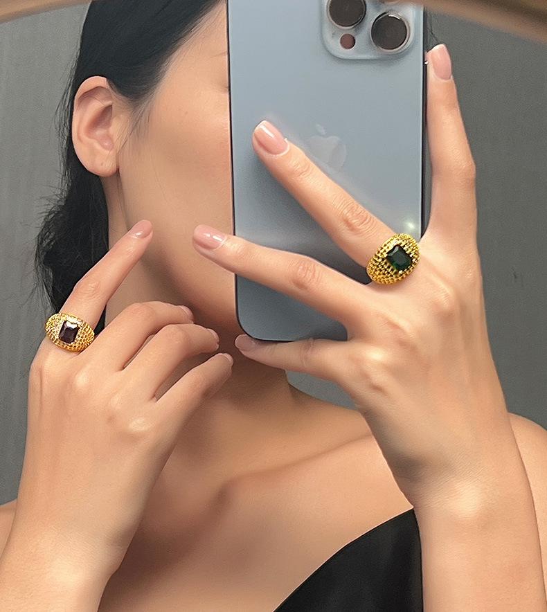Luxurious British-Style Cluster Diamond Ring - Shiny, Elegant, and Versatile