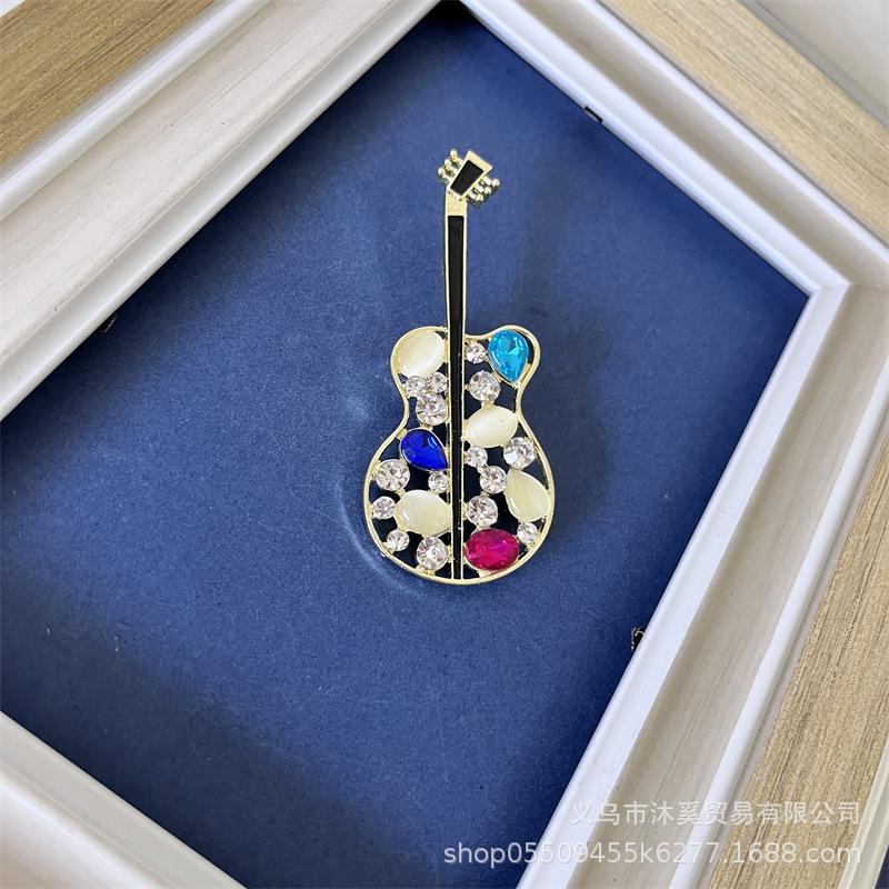 

Новая выдолбленная брошь в виде скрипки из кошачьего глаза, высококачественная брошь для одежды, пальто, костюма, мужского и женского креативного нагрудного цветка чёрный