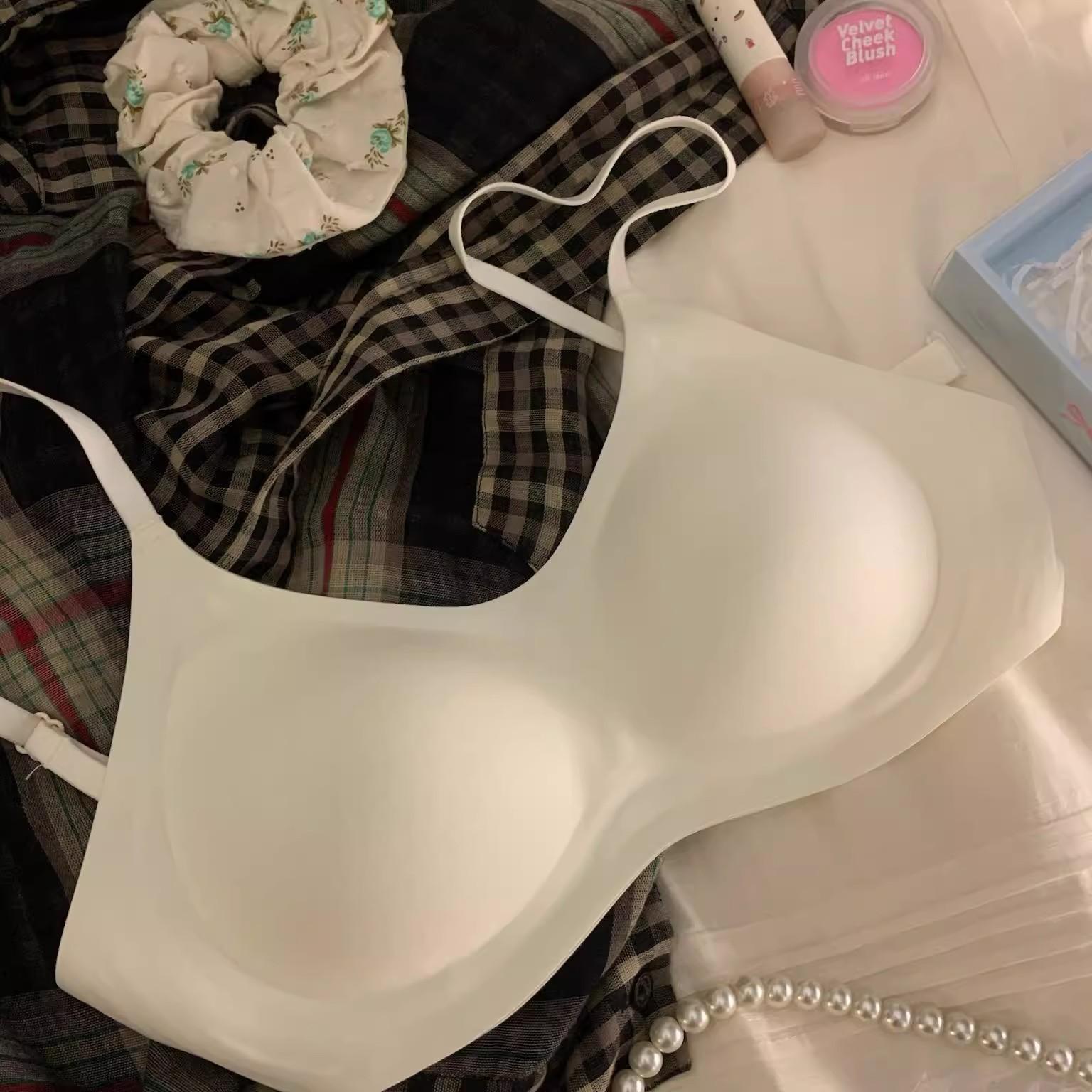 

Женское толстое бесследное собирающее маленькую грудь показывающее большую круглую без косточек U-образное нижнее белье 32/70AB