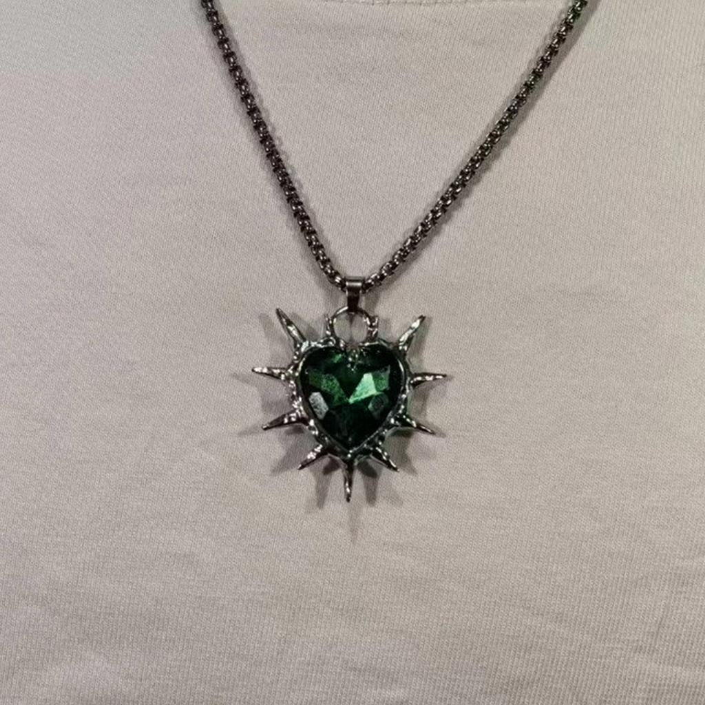 Elegante Robuste Legierung Liebesherz Halskette mit Dornendesigns Tragbares Modeaccessoire für Partyzubehör und Dates