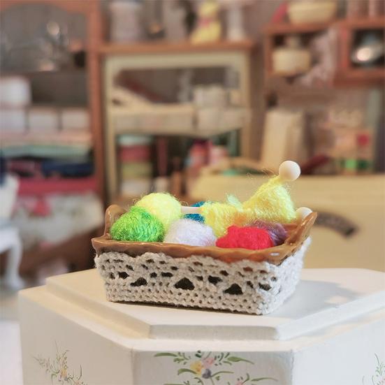 

Миниатюрная корзина из шерстяной пряжи, набор аксессуаров для вязания в кукольном домике, набор клубков пряжи для кукольного домика, ностальгическая ателье верблюд