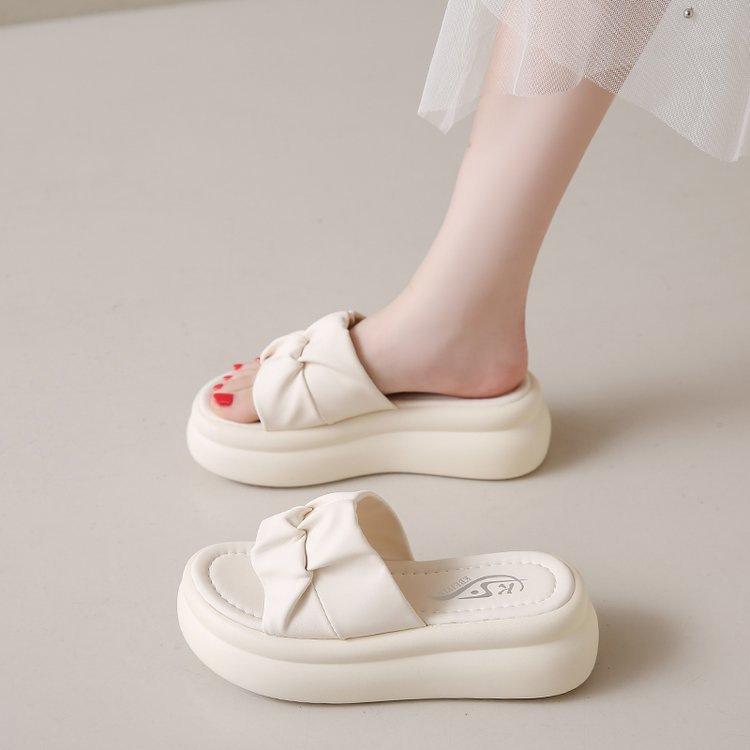 Thick-soled cool slippers for women's summer wear 2025 new fashion high-end beach sandals, non-slip for pregnant women