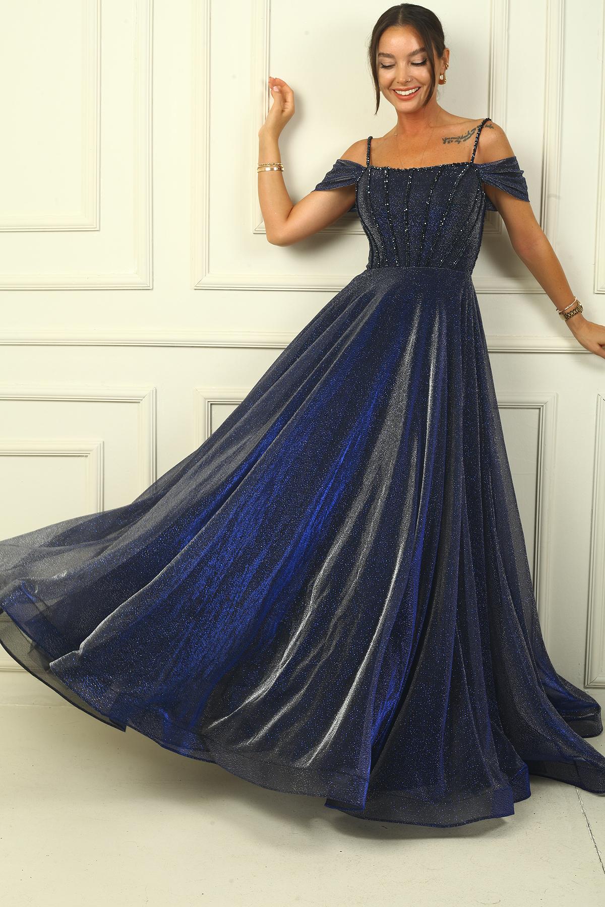 

Веревочные ремни, низкие рукава, бусины, подкладка, блестящее длинное платье