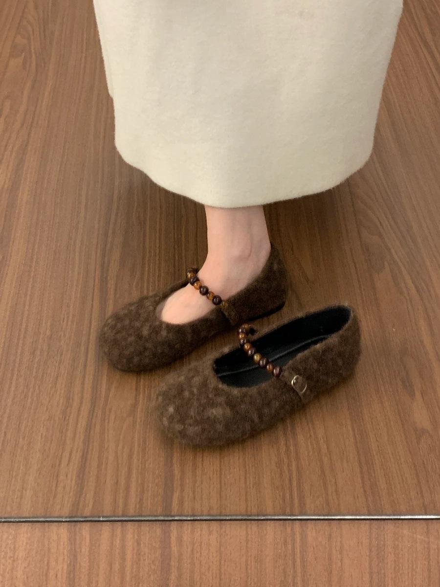 

Retro style beaded shoes with lamb wool for women s autumn and winter wear 2025 new models with skirts, flat-bottomed cotton shoes 40 коричневий