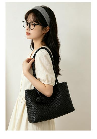 Hand-Woven Large Capacity Women’s Bucket Tote - Spring/Summer 2026 Collection