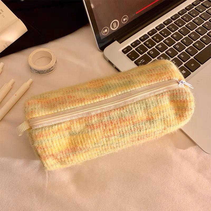 Zylindrisches flauschiges gestricktes Federmäppchen mit großer Kapazität, Schreibwaren-Stiftbox und Kosmetik-Aufbewahrungstasche für Junior- und Senior-Highschool-Mädchen