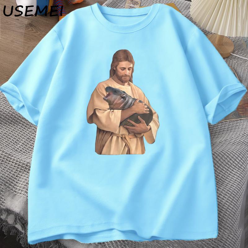 

Funny Meme Jesus Holding Moo Deng T Shirt Unisex Women The Hippo Joke Moo Dang Lover Thailand Tshirt Cotton Short Sleeve Tees 4XL