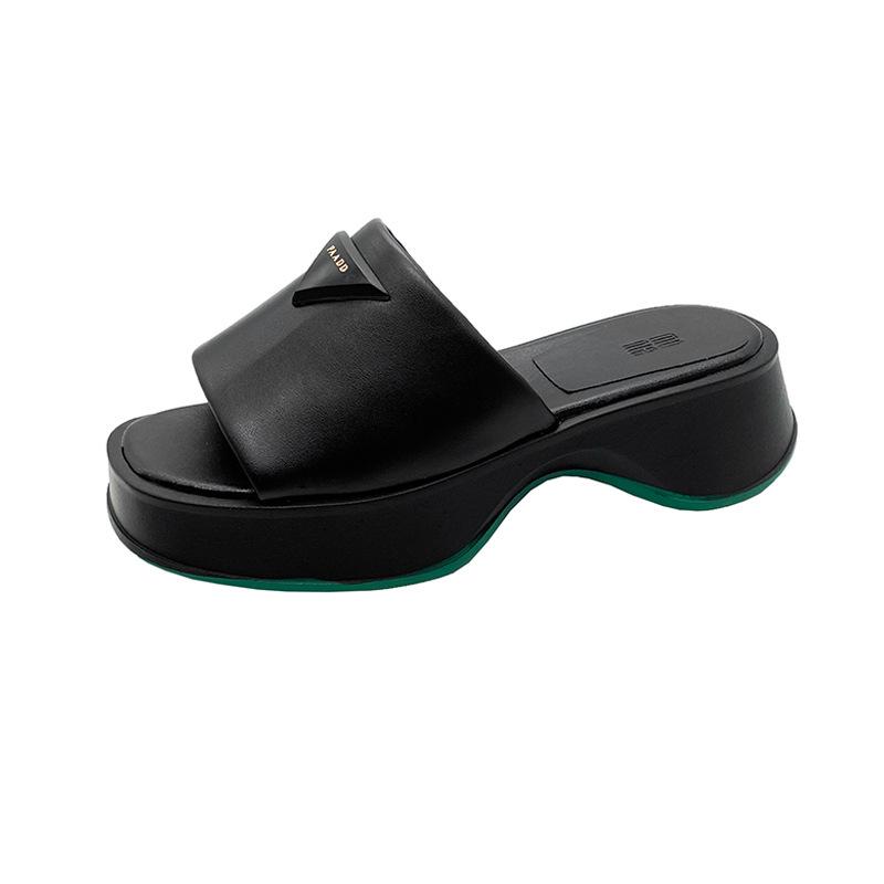 

Премиальные европейские и американские шлепанцы на толстой подошве женские 2023 новые на подошве-маффин с металлической этикеткой в виде одного слова сандалии для ношения на улице 36 чёрный