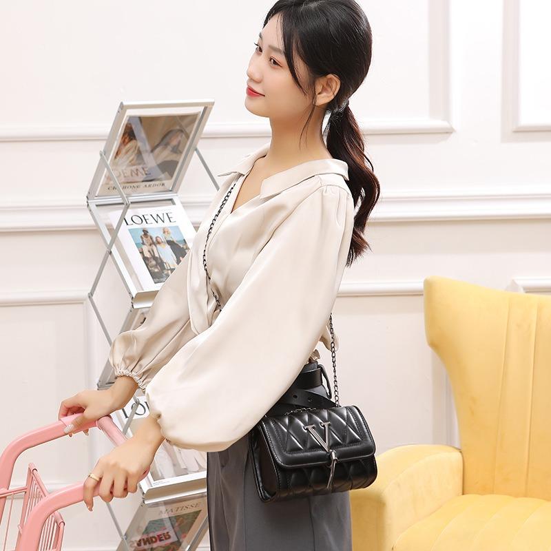 The New Diamond Classic Small Square Bag Is a Fashionable and Versatile One-shoulder Messenger Women's Bag.