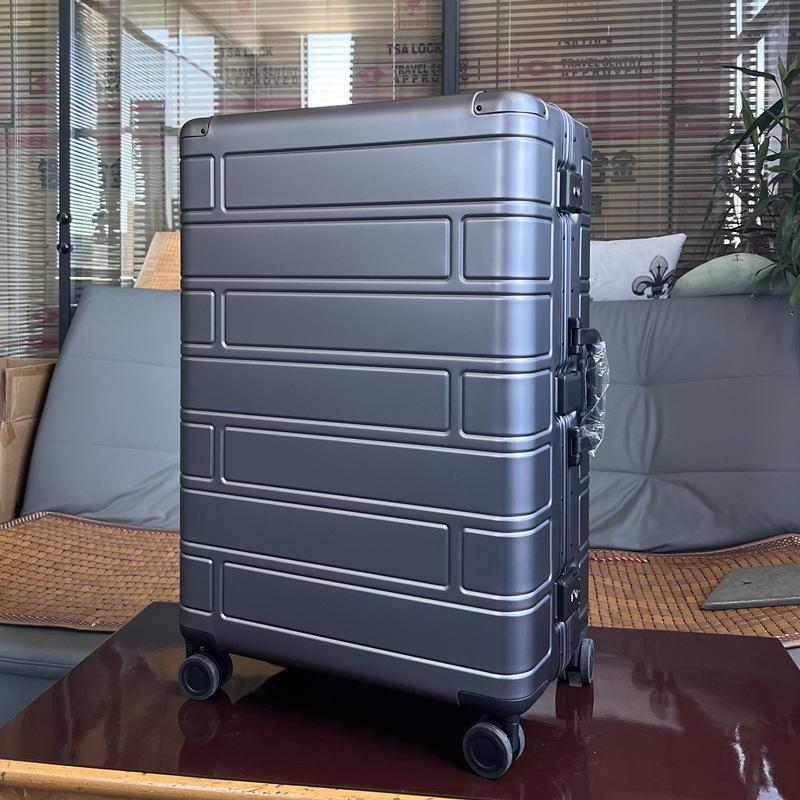 Slightly Flawed Aluminum-Magnesium Carry-on Trolley with Universal Wheels