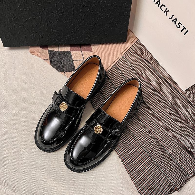 

В наличии~ Туфли-лоферы на толстом каблуке с золотой пряжкой в виде камелии, новинка 2025 года, маленькие кожаные туфли в британском стиле на одной педали 39